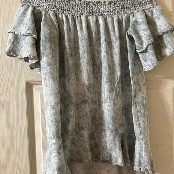 On or off shoulder flowy sage and white top with flattering back cut out - Picture 4 of 8